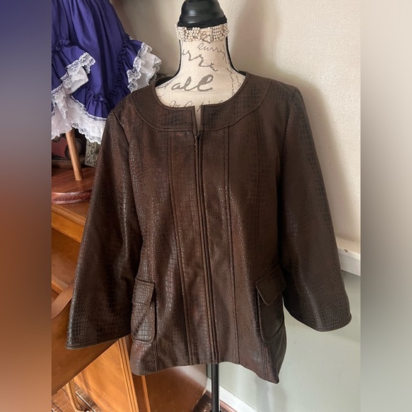 Susan Graver Faux Snakeskin
Zip Front Blazer Jacket
Chocolate Brown Size M - Picture 1 of 4